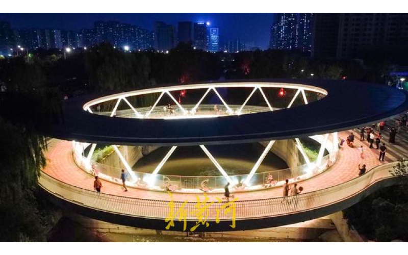 山東濟(jì)南云影橋夜晚變幻五彩水簾，成為臘山河夜景的璀璨亮點